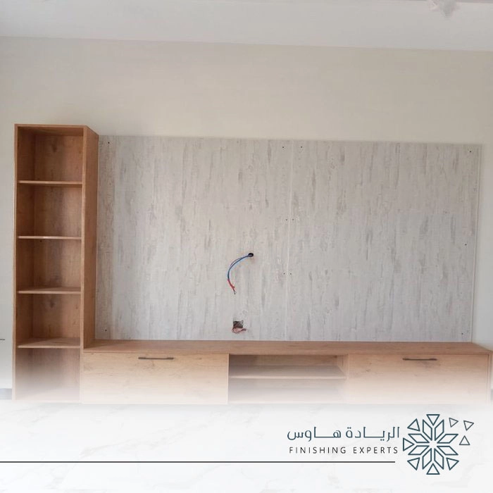 مكتبة تلفزيون خشب معلقة بالرياض